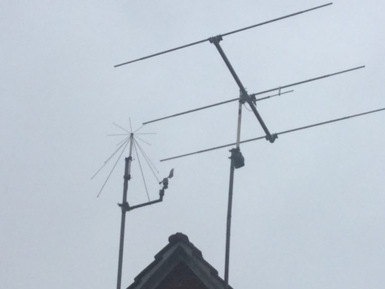 Disconeantenne für den Empfang, links im Bild