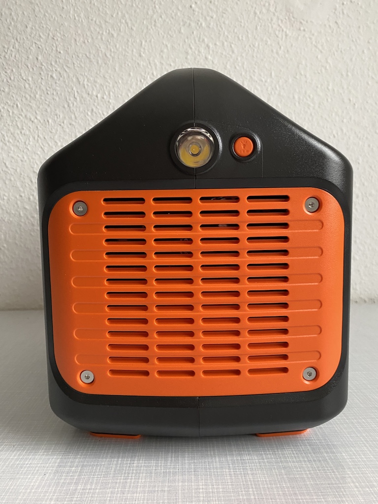 Seitenansicht Jackery mit "Taschenlampe"