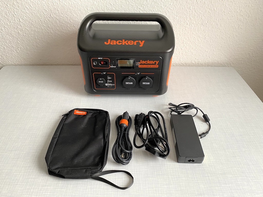 Powerstation und mitgeliefertes Zubehör