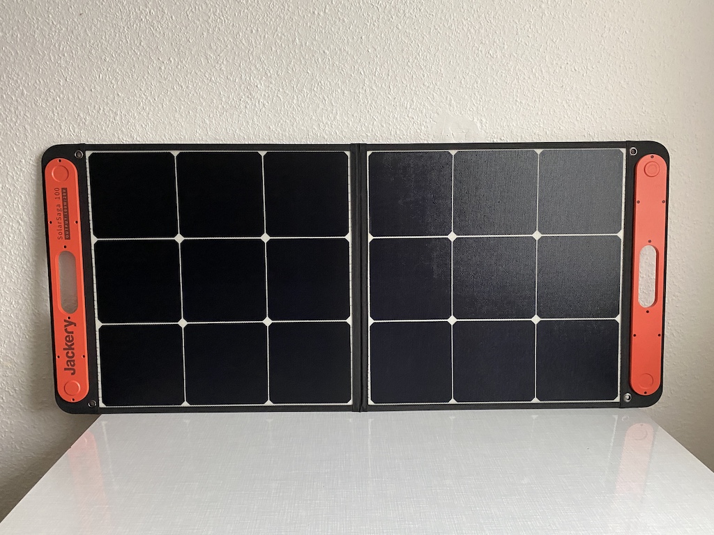 Das Sonnenpanel SolarSaga 100 im betriebsfähigen Zustand (ausgeklappt)