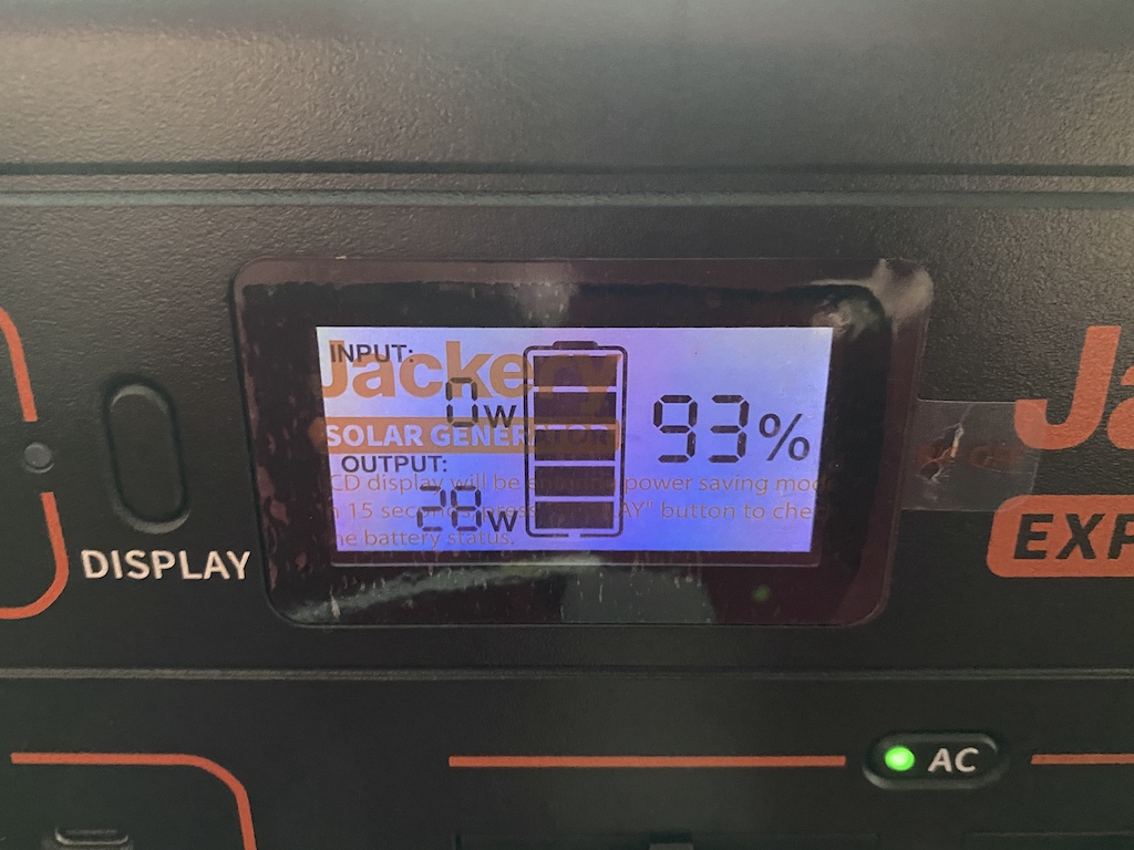 Anschluss vom Notebook. Durchschnittsverbrauch 28 W