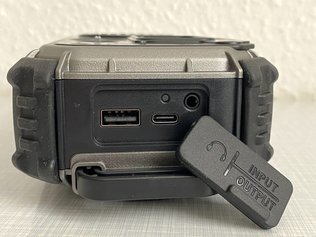 Duronic SDAB1 Seitenansicht (Anschlüsse)1 x USB-A1 x USB-C1 x 3,5 mm Klinkenbuchse (Kopfhörer)