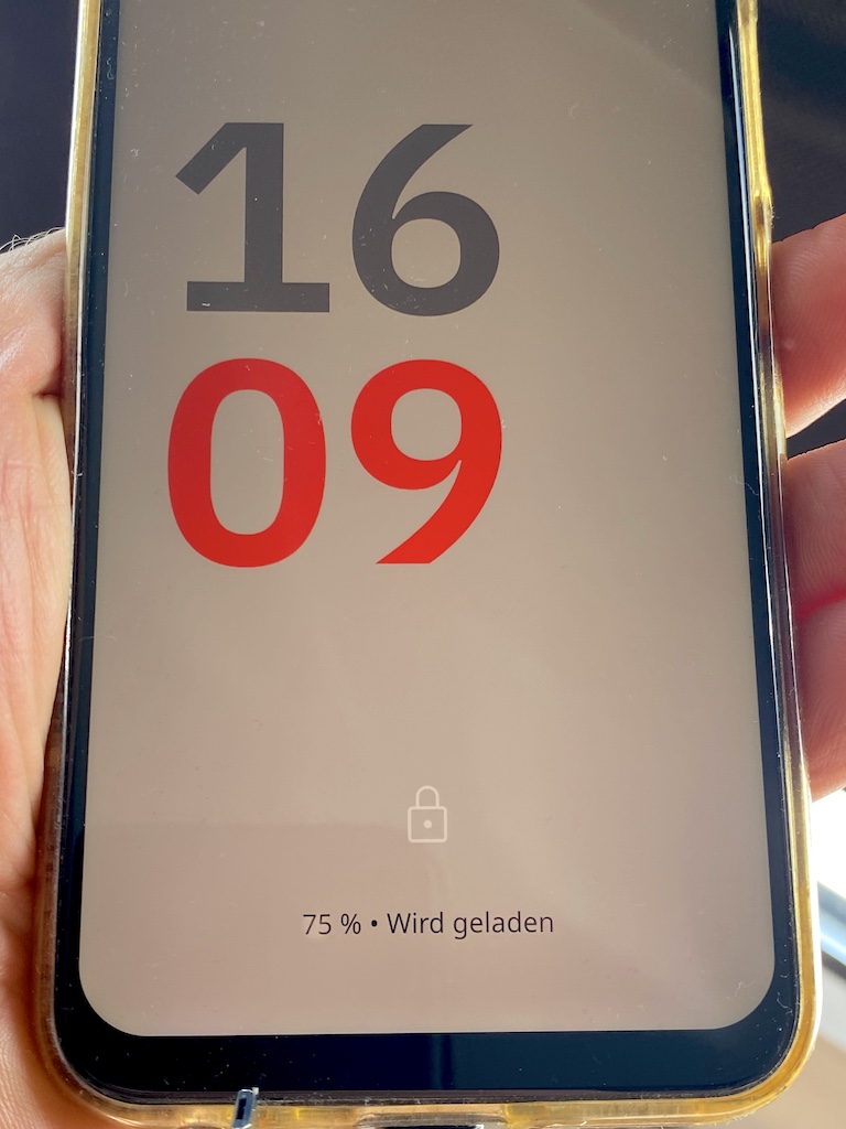 Handy am Laden mit dem Solarmodul