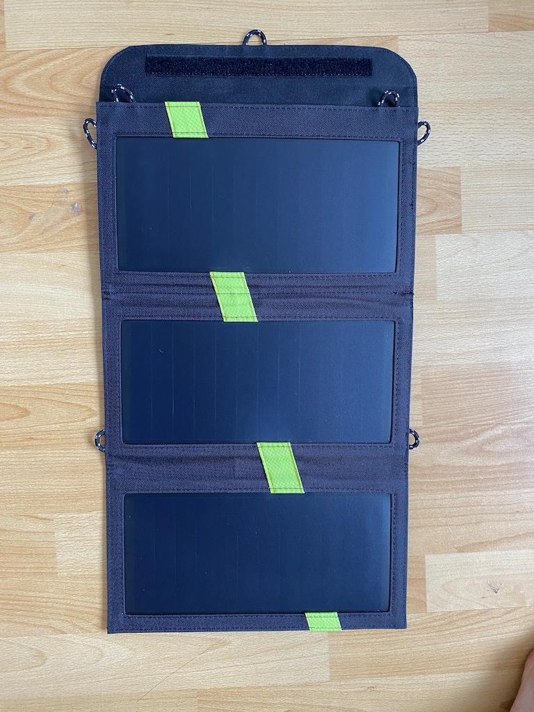 Faltbares Solarpanel X-DRAGON 20W entfaltet mit drei Segmenten
