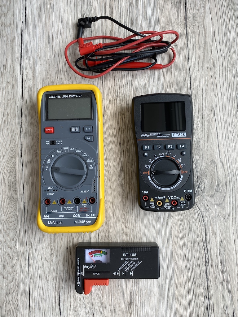Multimeter und Batterietester