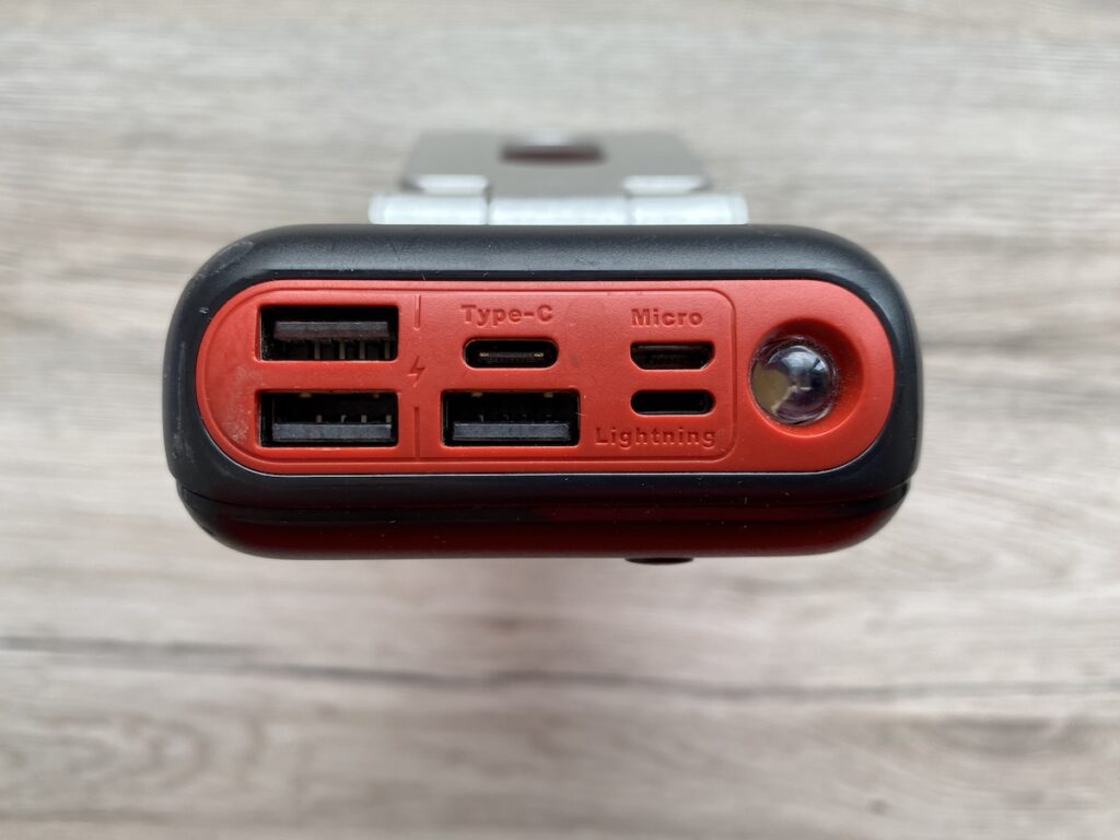 Oberseite mit Anschlüssen der JIGA Powerbank