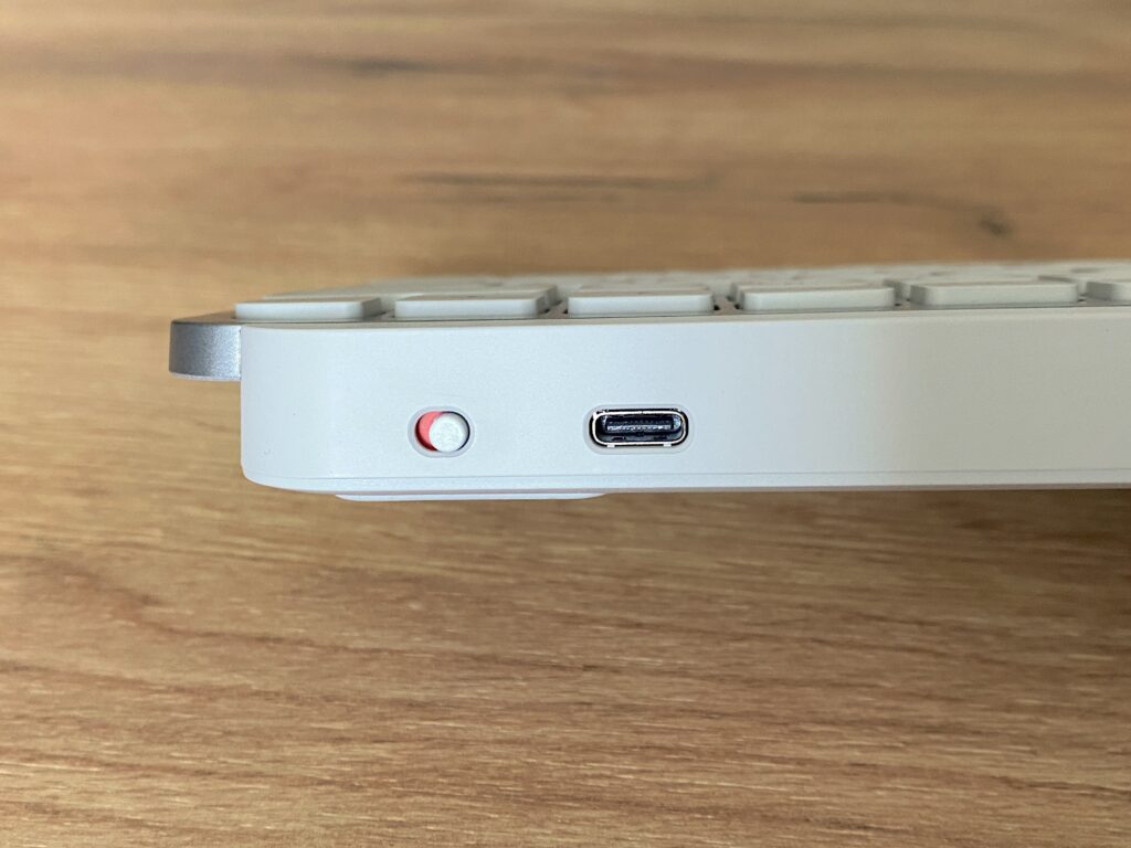 MX Keys MiniAn / Aus - Schalter und USB-C-Buchse (zum Aufladen oder Anschluss an den PC)