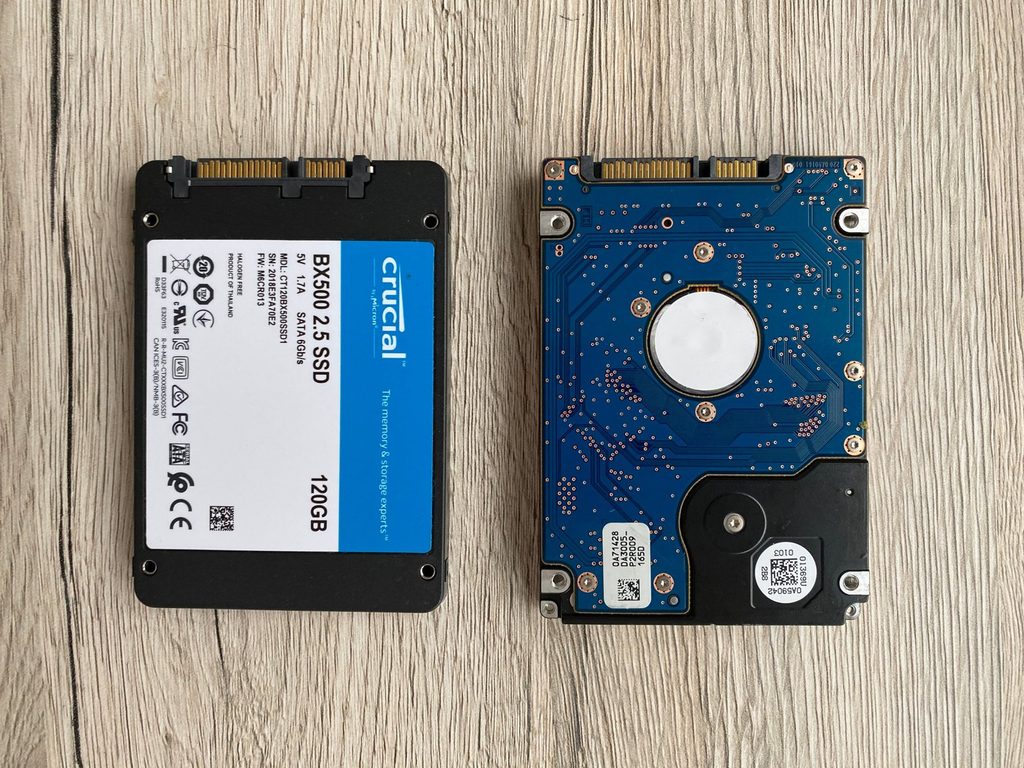 Rückseite von 2,5-Zoll-SSD und Festplatte mit SATA-Anschluss