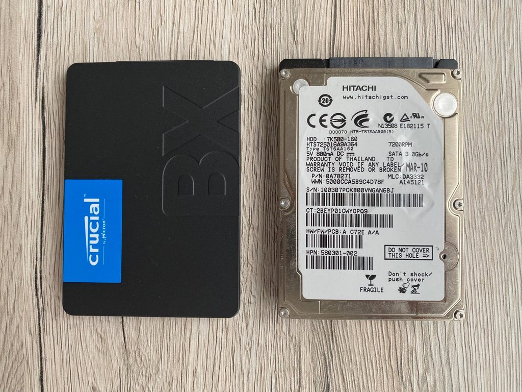 2,5-Zoll-SSD und klassische 2,5-Zoll-Festplatte im Größenvergleich