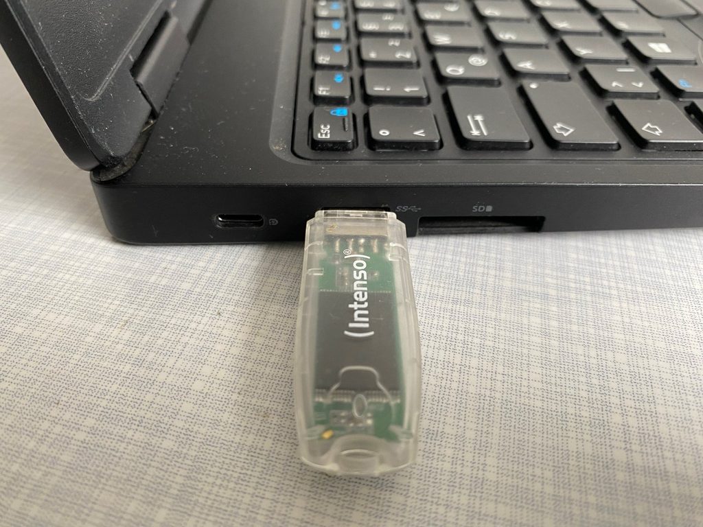 USB-Stick mit Linux Mint im USB-Anschluss eines Dell-Notebooks